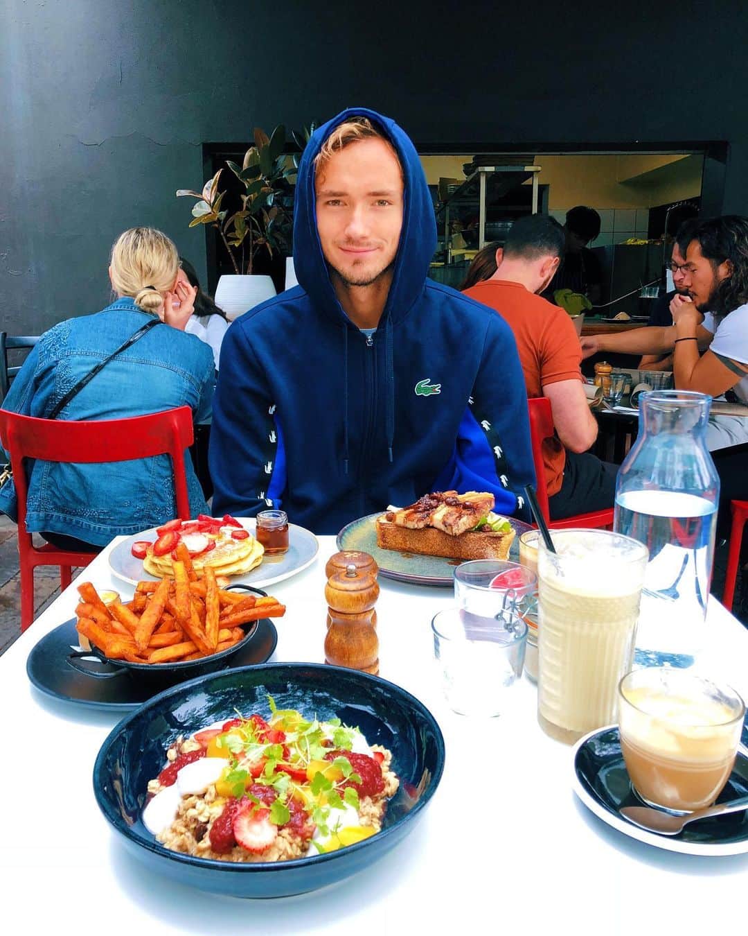 ダニール・メドベージェフのインスタグラム：「Cheat meal day 🤣🥞🍟🍕🍧// Сорвался 🤣🥞🍟🍕🍧」