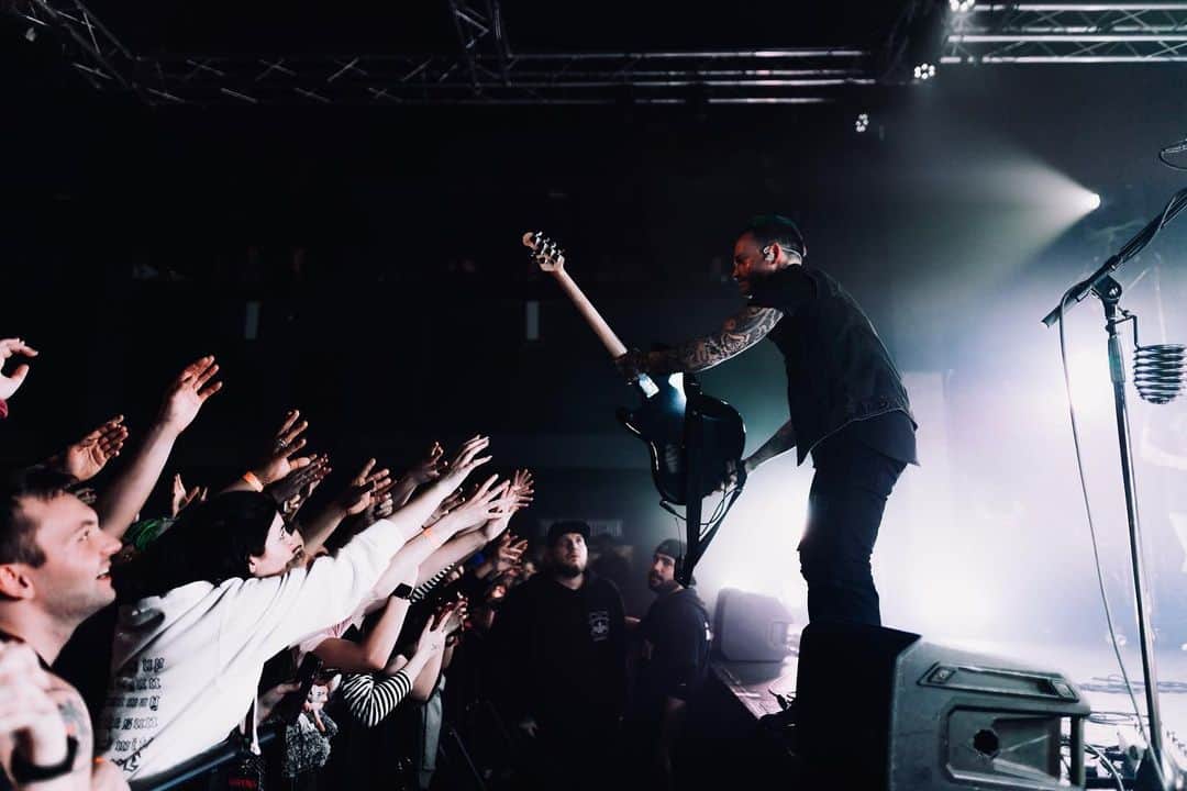 ニック・マーティンのインスタグラム：「I almost threw my @music_man in the crowd last night, but I changed my mind. Illinois, thank you for being incredible last night! You sang your hearts out. Got me choked up a few times during the set, as well. Hey, I’m a sensitive guy. What can I say? 😘✌🏽Much love. Tonight, it’s Minneapolis’ turn! 📸: @awesomedon #sleepingwithsirens #sws #muchlove」