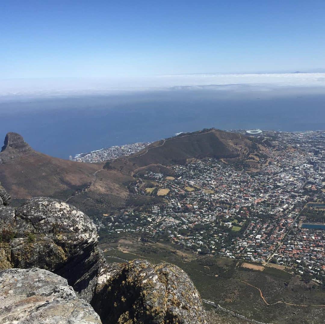 ゾーイ・クラークさんのインスタグラム写真 - (ゾーイ・クラークInstagram)「Took the cable car up Table Mountain on our rest day today. Swipe ➡️ to see the amazing view we got at the top. #restday #tablemountain #capetown #southafrica #daytrip」1月12日 2時38分 - zoey.f.clark