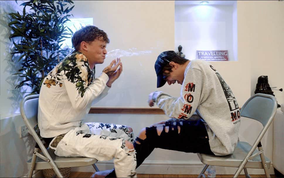 Bars and Melodyさんのインスタグラム写真 - (Bars and MelodyInstagram)「WiFi issues and Japanese flights... vlog will be posted tomorrow... you don’t wanna miss it trust me」1月12日 2時42分 - barsandmelody