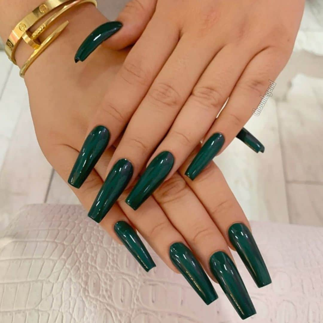 Fashion Climaxxのインスタグラム：「Im obsessed with emerald green 💚 @chaunlegend #FCbeauty」