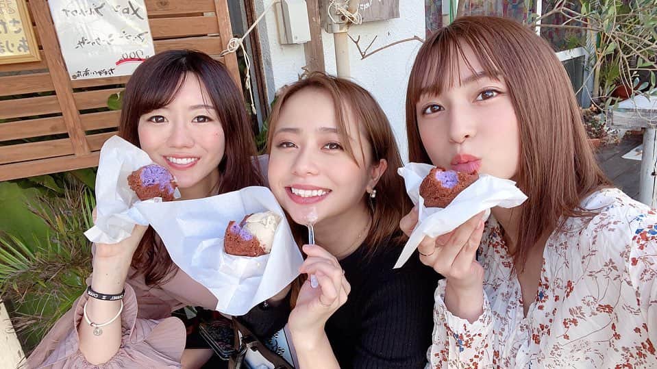 にゃんさんゴルフさんのインスタグラム写真 - (にゃんさんゴルフInstagram)「. . なかゆくい商店！ 紅芋ぱんびん！ひとつ100円！！ . 今まで食べた中で 1番美味しかった🤤✨ #紅芋サーターアンダギー . . アイスのせもおすすめ💖  かき氷も売ってたから夏はいいね😻 . . #なかゆくい商店#サーターアンダギー#伊良部 #来間島#来間大橋#宮古島#沖縄#海#美味しすぎて#国内旅行#レンタカー#運転担当#宮古島旅行#宮古島観光#宮古神社#旅行好きな人と繋がりたい#旅行好き女子#旅行好き#新年#謹賀新年#沖縄旅行#伊良部観光 #okinawatrip#miyakojima#okinawa#sea」1月12日 3時06分 - miiiii0228