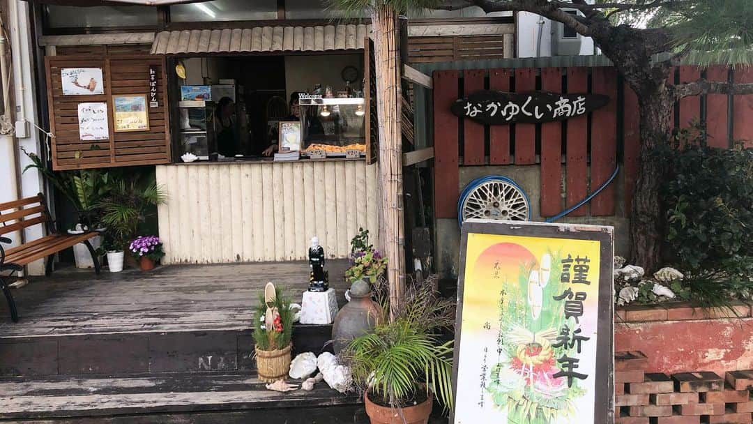 にゃんさんゴルフさんのインスタグラム写真 - (にゃんさんゴルフInstagram)「. . なかゆくい商店！ 紅芋ぱんびん！ひとつ100円！！ . 今まで食べた中で 1番美味しかった🤤✨ #紅芋サーターアンダギー . . アイスのせもおすすめ💖  かき氷も売ってたから夏はいいね😻 . . #なかゆくい商店#サーターアンダギー#伊良部 #来間島#来間大橋#宮古島#沖縄#海#美味しすぎて#国内旅行#レンタカー#運転担当#宮古島旅行#宮古島観光#宮古神社#旅行好きな人と繋がりたい#旅行好き女子#旅行好き#新年#謹賀新年#沖縄旅行#伊良部観光 #okinawatrip#miyakojima#okinawa#sea」1月12日 3時06分 - miiiii0228