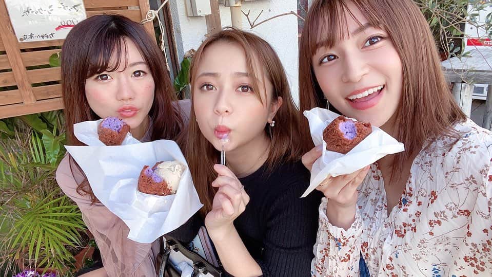 にゃんさんゴルフさんのインスタグラム写真 - (にゃんさんゴルフInstagram)「. . なかゆくい商店！ 紅芋ぱんびん！ひとつ100円！！ . 今まで食べた中で 1番美味しかった🤤✨ #紅芋サーターアンダギー . . アイスのせもおすすめ💖  かき氷も売ってたから夏はいいね😻 . . #なかゆくい商店#サーターアンダギー#伊良部 #来間島#来間大橋#宮古島#沖縄#海#美味しすぎて#国内旅行#レンタカー#運転担当#宮古島旅行#宮古島観光#宮古神社#旅行好きな人と繋がりたい#旅行好き女子#旅行好き#新年#謹賀新年#沖縄旅行#伊良部観光 #okinawatrip#miyakojima#okinawa#sea」1月12日 3時06分 - miiiii0228