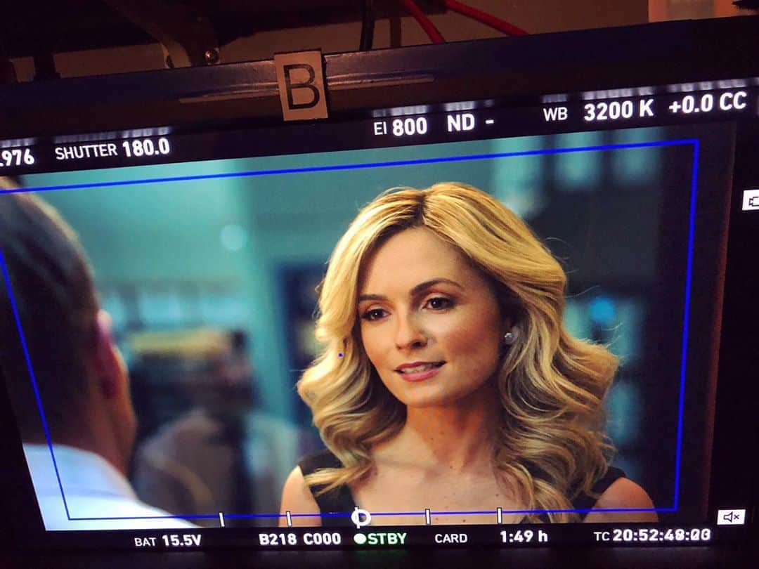 リンジー・ゴートのインスタグラム：「after being awake for 16 hours and on camera for over 10 hours, i started to feel very self-conscious. heavy eyes. creasing skin. foggy brain. when it’s the last scene of the day, close-ups make me cringe. having a supportive team of women on set helping me look my best and who knew that a single pretty photo would make me feel more confident, it made me appreciate them even more. it truly takes a (video) village. 📸: @caprice01」