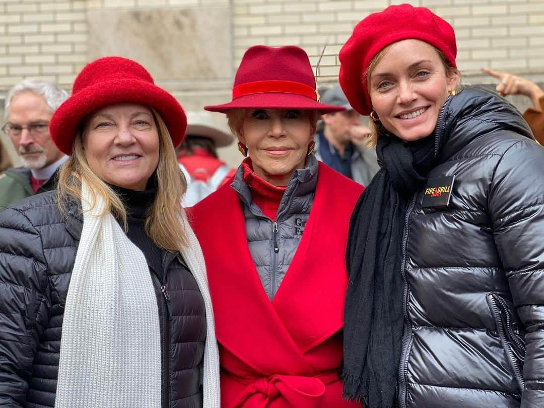 アンバー・ヴァレッタさんのインスタグラム写真 - (アンバー・ヴァレッタInstagram)「Yesterday on Capitol Hill we raised our voices with some incredible people and activists once again to demand action on climate crisis. We have the science but still our governments and many corporations are ignoring our plea to invest in a healthier planet for ALL. I hope that you will raise YOUR voice and take action daily to fight for OUR right for a better future. OUR house is literally on fire!  I am so grateful my mom joined me for an act of civil disobedience and arrest. She has always shown me the importance of standing up for my beliefs and being of service for the greater good. Thank you to @janefonda and @firedrillfriday @greenpeaceusa for organizing and bringing more awareness to climate crisis. ❤️🌎」1月12日 3時48分 - ambervalletta