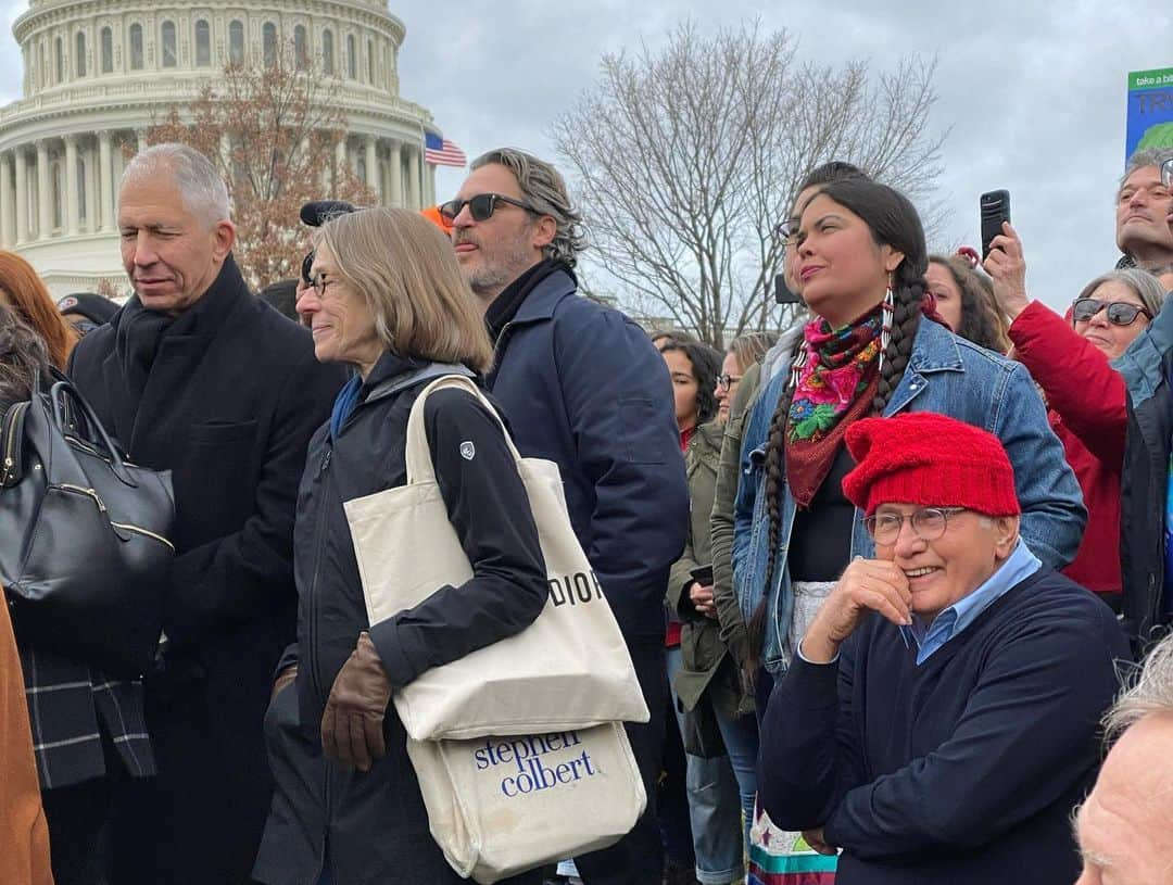 アンバー・ヴァレッタさんのインスタグラム写真 - (アンバー・ヴァレッタInstagram)「Yesterday on Capitol Hill we raised our voices with some incredible people and activists once again to demand action on climate crisis. We have the science but still our governments and many corporations are ignoring our plea to invest in a healthier planet for ALL. I hope that you will raise YOUR voice and take action daily to fight for OUR right for a better future. OUR house is literally on fire!  I am so grateful my mom joined me for an act of civil disobedience and arrest. She has always shown me the importance of standing up for my beliefs and being of service for the greater good. Thank you to @janefonda and @firedrillfriday @greenpeaceusa for organizing and bringing more awareness to climate crisis. ❤️🌎」1月12日 3時48分 - ambervalletta