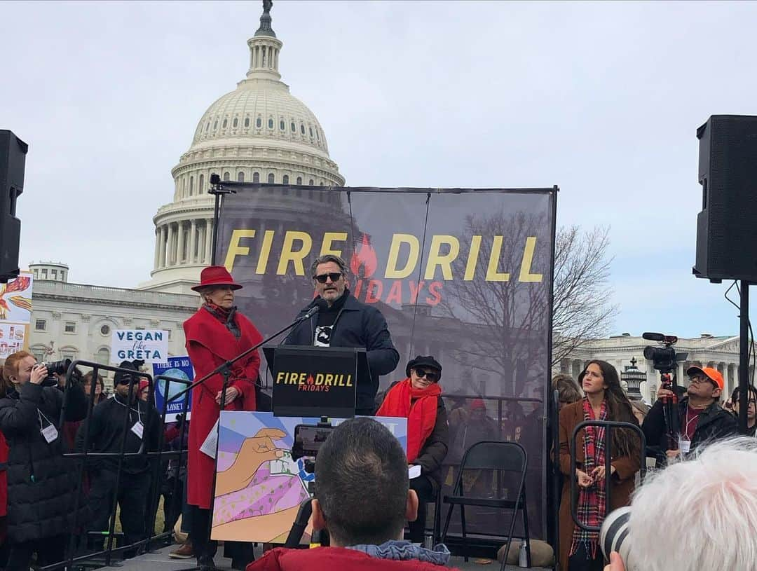 アンバー・ヴァレッタさんのインスタグラム写真 - (アンバー・ヴァレッタInstagram)「Yesterday on Capitol Hill we raised our voices with some incredible people and activists once again to demand action on climate crisis. We have the science but still our governments and many corporations are ignoring our plea to invest in a healthier planet for ALL. I hope that you will raise YOUR voice and take action daily to fight for OUR right for a better future. OUR house is literally on fire!  I am so grateful my mom joined me for an act of civil disobedience and arrest. She has always shown me the importance of standing up for my beliefs and being of service for the greater good. Thank you to @janefonda and @firedrillfriday @greenpeaceusa for organizing and bringing more awareness to climate crisis. ❤️🌎」1月12日 3時48分 - ambervalletta