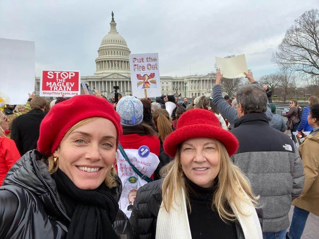 アンバー・ヴァレッタさんのインスタグラム写真 - (アンバー・ヴァレッタInstagram)「Yesterday on Capitol Hill we raised our voices with some incredible people and activists once again to demand action on climate crisis. We have the science but still our governments and many corporations are ignoring our plea to invest in a healthier planet for ALL. I hope that you will raise YOUR voice and take action daily to fight for OUR right for a better future. OUR house is literally on fire!  I am so grateful my mom joined me for an act of civil disobedience and arrest. She has always shown me the importance of standing up for my beliefs and being of service for the greater good. Thank you to @janefonda and @firedrillfriday @greenpeaceusa for organizing and bringing more awareness to climate crisis. ❤️🌎」1月12日 3時48分 - ambervalletta