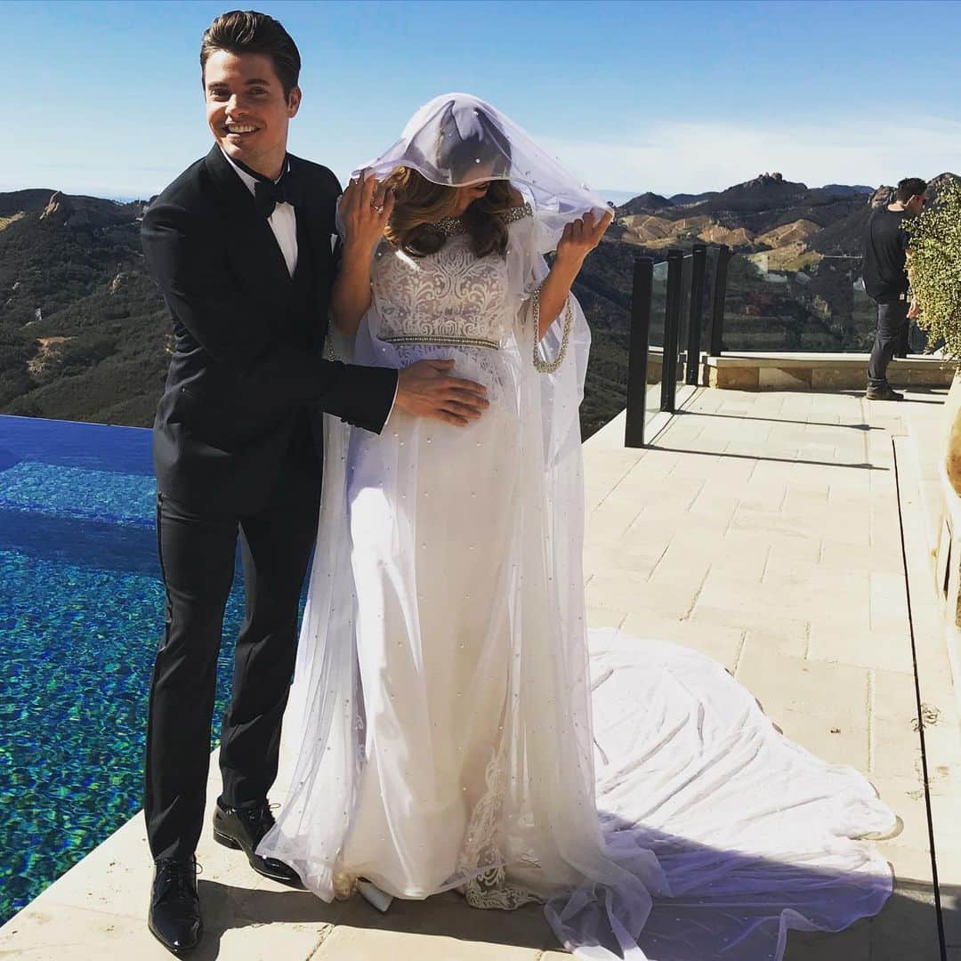 ジョッシュ・ヘンダーソンさんのインスタグラム写真 - (ジョッシュ・ヘンダーソンInstagram)「Oh how I love this one... Swipe to see me apparently take the wrong pose in a wedding photo.. this was us everyday on set.. y’all ready for season 3....? 😳😏#TheArrangement」1月12日 4時04分 - joshhenderson