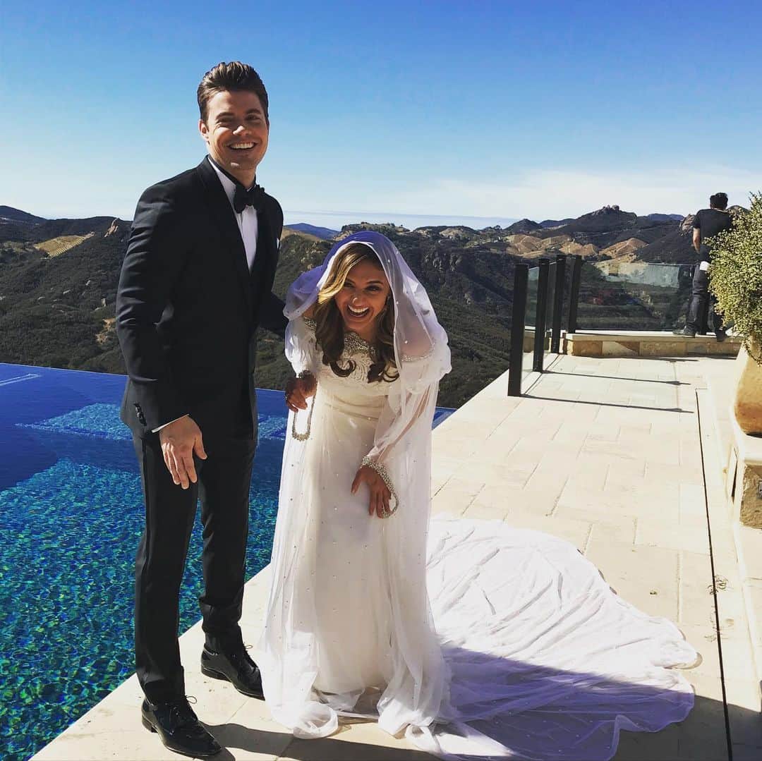 ジョッシュ・ヘンダーソンさんのインスタグラム写真 - (ジョッシュ・ヘンダーソンInstagram)「Oh how I love this one... Swipe to see me apparently take the wrong pose in a wedding photo.. this was us everyday on set.. y’all ready for season 3....? 😳😏#TheArrangement」1月12日 4時04分 - joshhenderson
