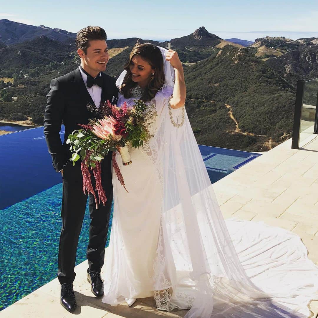 ジョッシュ・ヘンダーソンのインスタグラム：「Oh how I love this one... Swipe to see me apparently take the wrong pose in a wedding photo.. this was us everyday on set.. y’all ready for season 3....? 😳😏#TheArrangement」