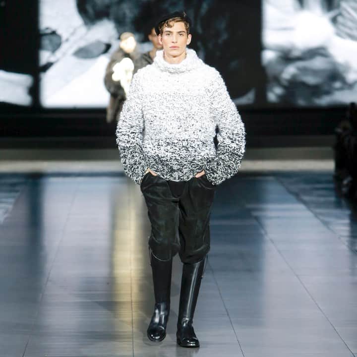 のインスタグラム：「The #DGMestieriDArte Men's Fall Winter 2020/21 Fashion Show. The soft oversized knitwear sweater is shaded in black and white and paired with velvet classic pants - giving the look a rustic, timeless charm.  The background sounds recall those of real craftworks.  #DGArtisticCraftsmanship #DGMenFW21 #DolceGabbana #DGFattoAMano」