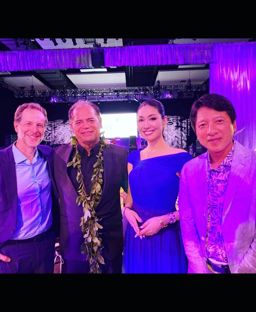 アンミカさんのインスタグラム写真 - (アンミカInstagram)「昨夜の、ハワイ最大のチャリティスポーツイベント【SONY OPEN チャリティガラ👠】には、グラデーションが美しい　@tadashishoji_japan の楽なストレッチドレスで参加👗✨ 。 毎回、ダンスタイムが楽しみなゲスト歌手は、元ヴァンヘイレンのサミー・ヘイガー✨😍 。 すごく素敵な年の重ね方！ 何十曲も全力でパワフルに歌い続けてくれました🎤♫ 。 #楽しい時間はあっという間に感じます。。 #強風で天気が不安定な試合みなさん頑張って下さい！ #ダイアナロスやナイルロジャースやシカゴなど大好きな名歌手ばかりが来るので楽しみ🎵 #チャリティを統括するフレンズオブハワイ代表のコルベットカラマさんやSONYの河野さんと。 @theodoremillertokyo @sonyopenhawaii @tadashishoji_japan #partycode #ootd #blue #嫁グラフィー」1月12日 4時23分 - ahnmikaofficial