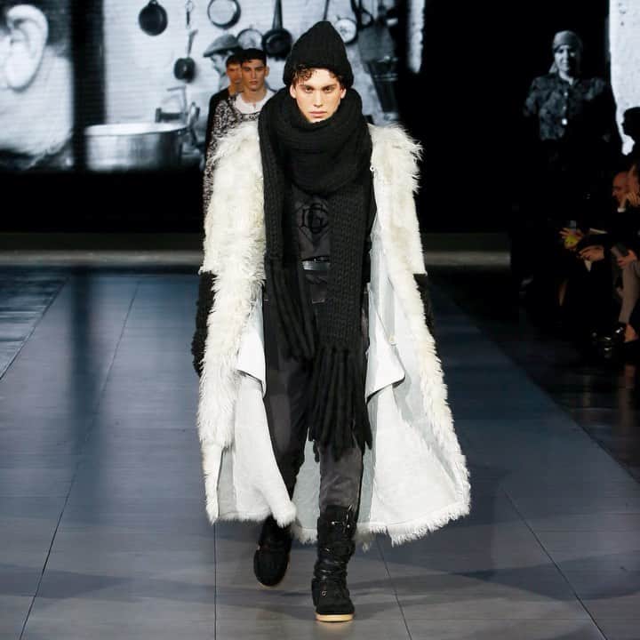 のインスタグラム：「The #DGMestieriDArte Men's Fall Winter 2020/21 Fashion Show. The total black look, matched with a warm and soft maxi coat, is a reinterpretation of ancients crafts. The background sounds recall those of real craftworks.  #DGArtisticCraftsmanship #DGMenFW21 #DolceGabbana #DGFattoAMano」