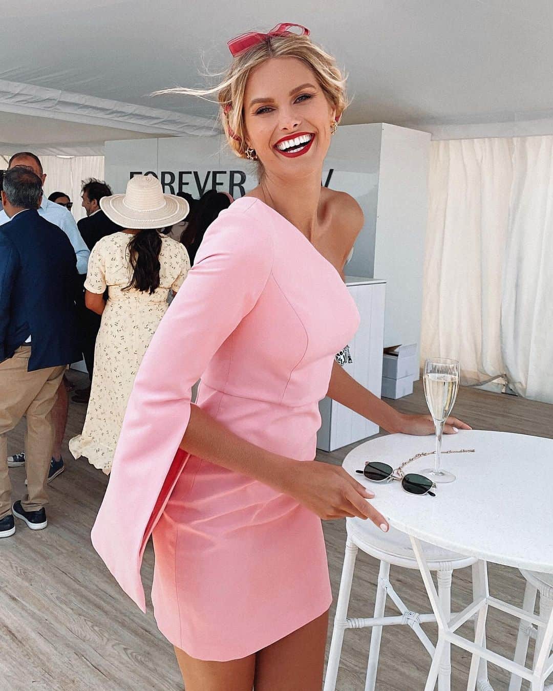 ナタリー・ジェーン・ローザーのインスタグラム：「Portsea for the day 🌸 Thank you @forevernew_official for having me. My #forevernewstyle created by @karawilsonstyle 🎀」