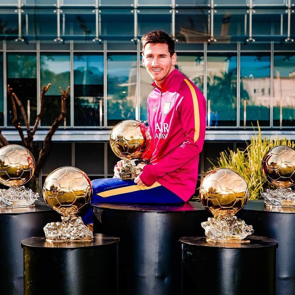 FCバルセロナさんのインスタグラム写真 - (FCバルセロナInstagram)「🔙 #OTD in 2016, @leomessi wins his 5️⃣th Ballon d'Or. 🐐 🐐 Messi se convirtió en el primer futbolista en ganar 5 Balones de Oro 🏆 🐐 Messi es converteix en el primer futbolista en guanyar 5 Pilotes d’Or 🏆」1月12日 4時58分 - fcbarcelona