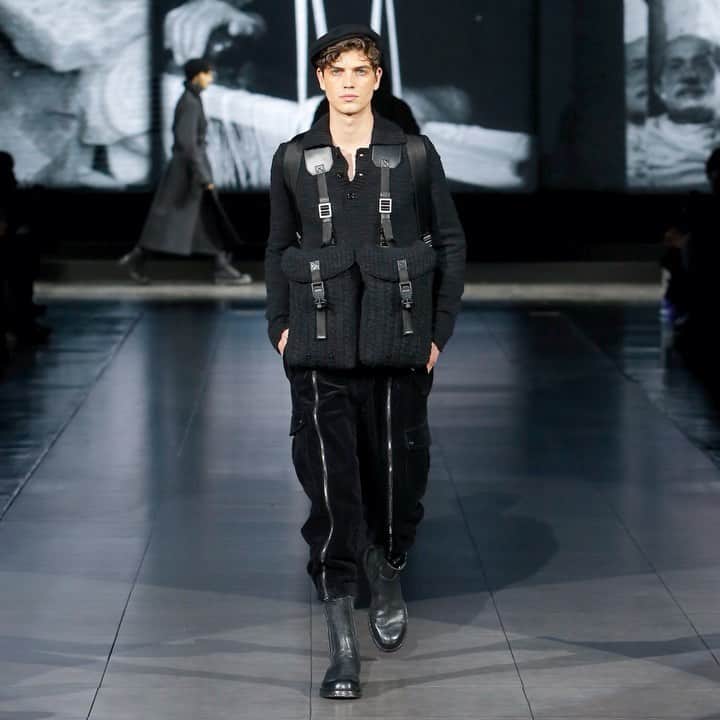 のインスタグラム：「The #DGMestieriDArte Men's Fall Winter 2020/21 Fashion Show. Multi-pocketed and multifunctional, the bag, paired to the total black look recalls the workers' tools - linked to tradition and handmade creativity.  The background sounds recall those of real craftworks.  #DGArtisticCraftsmanship #DGMenFW21 #DolceGabbana #DGFattoAMano」