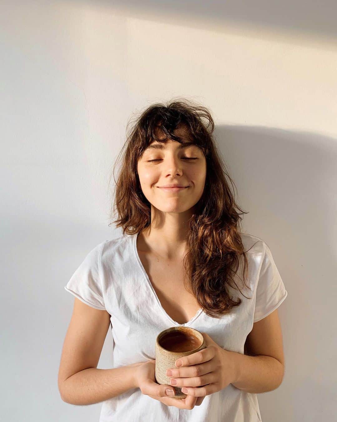 Amelia Zadroのインスタグラム：「Scruffy ceremony monkey 🐒 @thecacaoclub reopens on Monday, use my discount code CACAOZADRO for 10% of your ceremonial chocolate goodies ❤️❤️❤️」