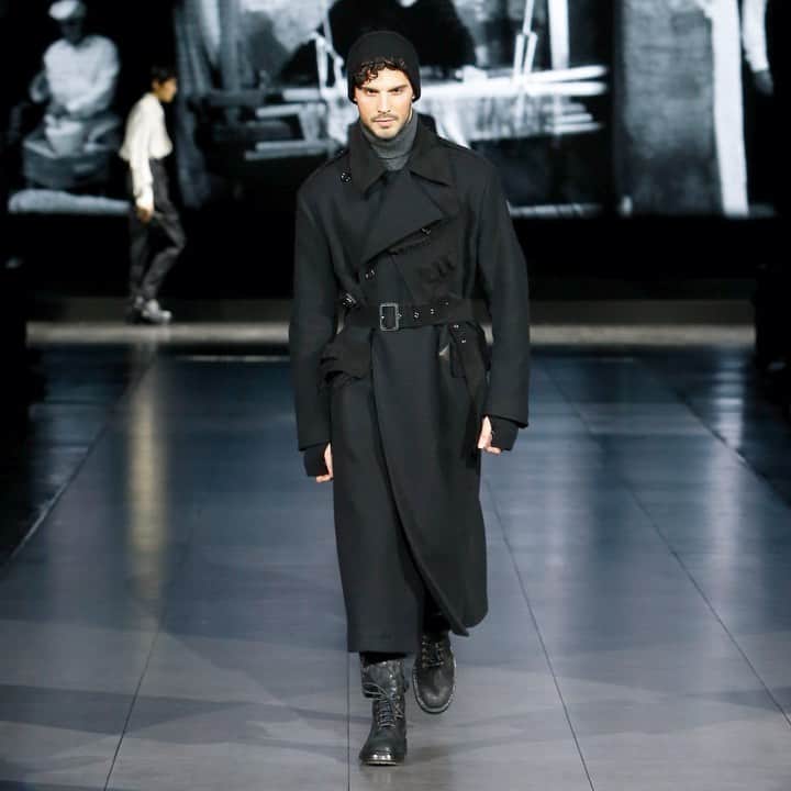 のインスタグラム：「The #DGMestieriDArte Men's Fall Winter 2020/21 Fashion Show. Impeccably cut, with a tailored attitude, the multi-pocket coat adds volume to the masculine look. The background sounds recall those of real craftworks.  #DGArtisticCraftsmanship #DGMenFW21 #DolceGabbana #DGFattoAMano」