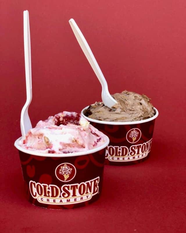 コールド・ストーン・クリーマリーのインスタグラム：「Are you going for the one in the front or back?! 😋🍦🍓」