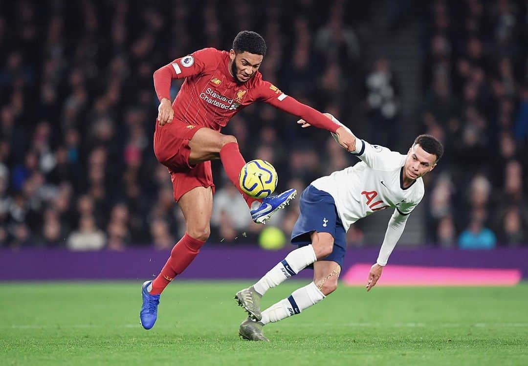 ジョー・ゴメスさんのインスタグラム写真 - (ジョー・ゴメスInstagram)「Tough battle today, but job done. Travelling support 💪🏽🔴 #YNWA」1月12日 5時39分 - joegomez5