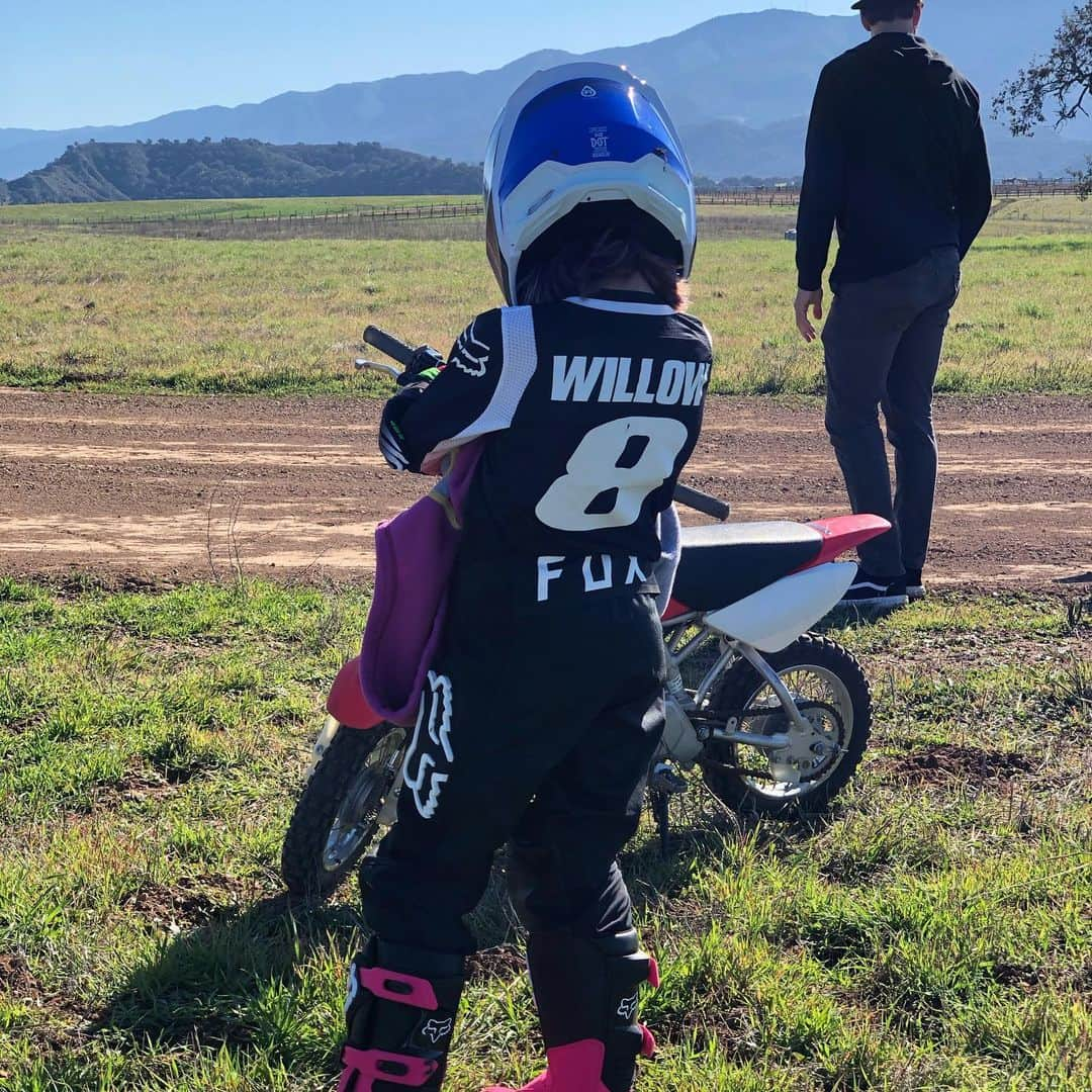 ケアリー・ハートさんのインスタグラム写真 - (ケアリー・ハートInstagram)「Fun day motoing with the family! Willz second day on her 65 and she is doing great! Mama jumped on her 250 and spun some laps while Jamo and I chased on the quad. My kind of Saturday 🤘🏼🤘🏼. @foxmoto」1月12日 5時42分 - hartluck