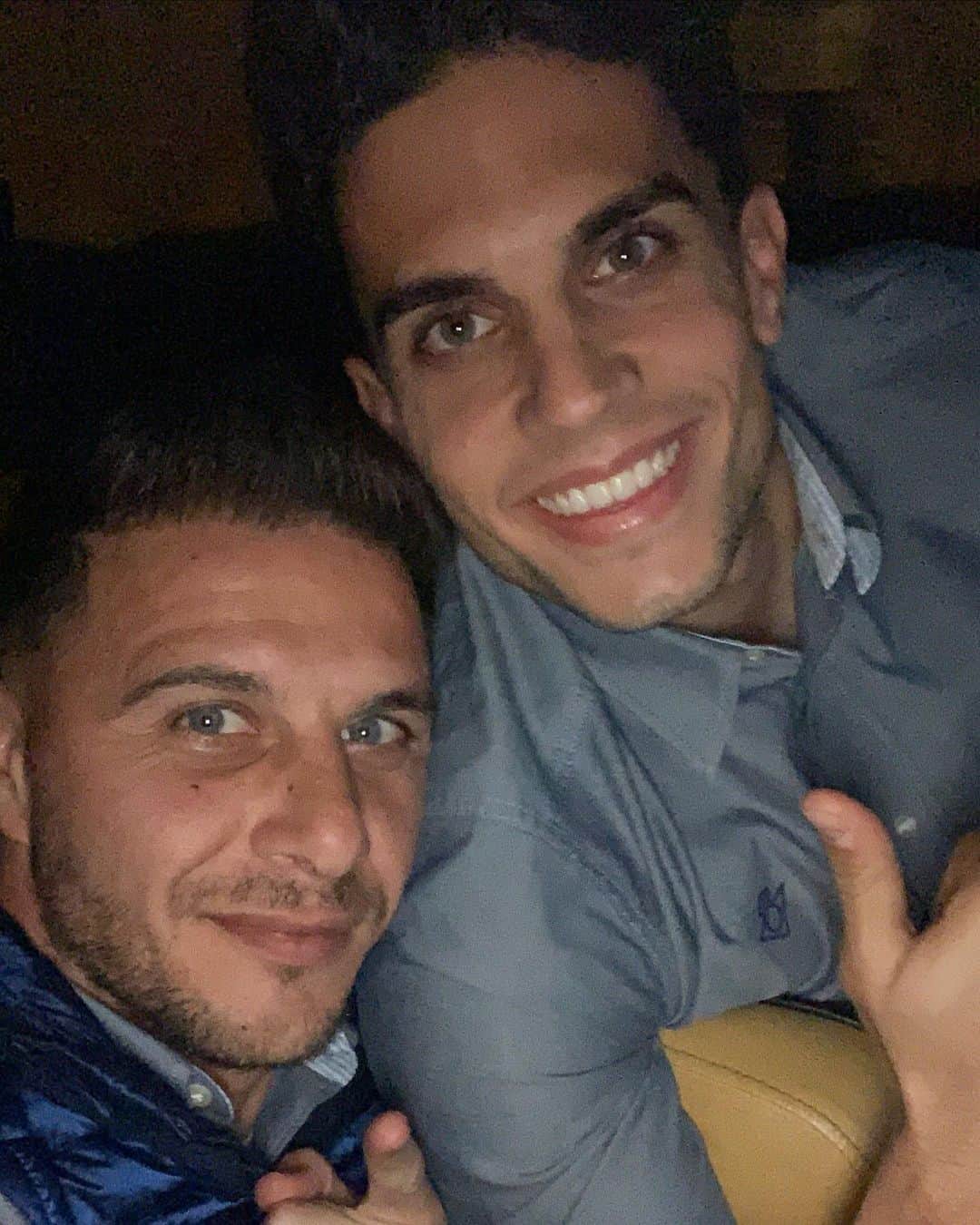 マルク・バルトラのインスタグラム：「Con el Capitán, recién llegados a Sevilla! Clasificados para la siguiente ronda de La Copa ✅ 🙌🏼 #LaCopaDelRey #MushoBetis」