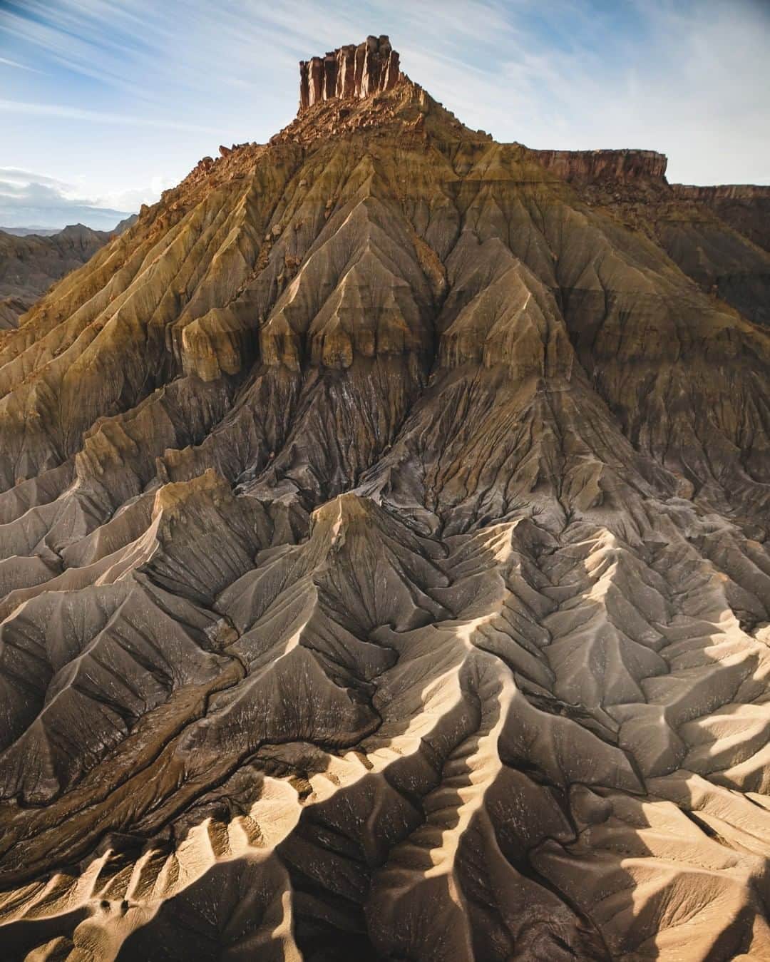 National Geographic Travelさんのインスタグラム写真 - (National Geographic TravelInstagram)「Photo by @renan_ozturk | Castles in the sands of the Utah desert. Mother Nature went big with the fortifications guarding this one! Follow @renan_ozturk for images of the desert Southwest.」1月12日 6時06分 - natgeotravel