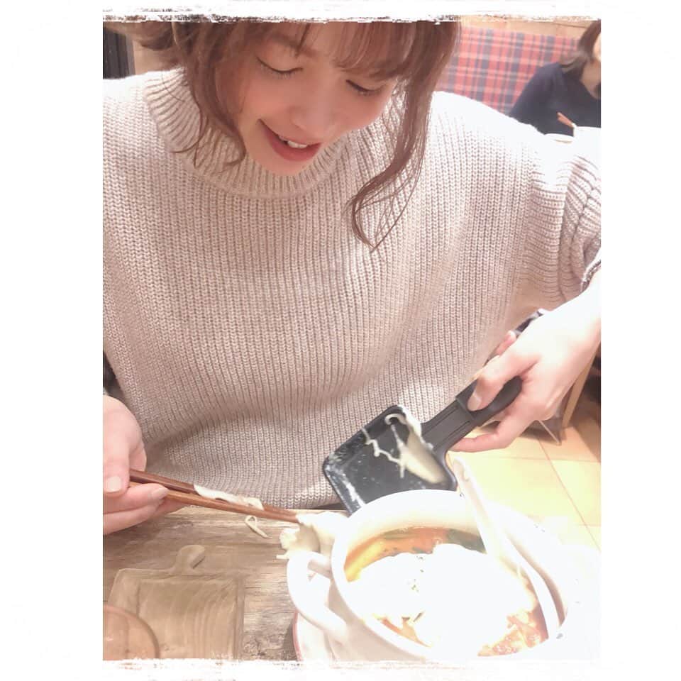 のインスタグラム：「最近ハマったトマトチーズラーメン🍅🧀🍜 ラクレットチーズを持って写真撮ってもらおうとしたら、チーズがトロトロすぎて全部落ちてしまったの図。 ちゃんと救出してラーメンにインしました😂  I love ramen with tomato aod cheese.🍜🍅🧀 I love cheese.🧀💕 But…I dropped cheese😂 The ramen is so delicious.  #トマトラーメン #チーズ #ラーメン #トマト  #ramen #tomatoramen #cheese #cheeselover」