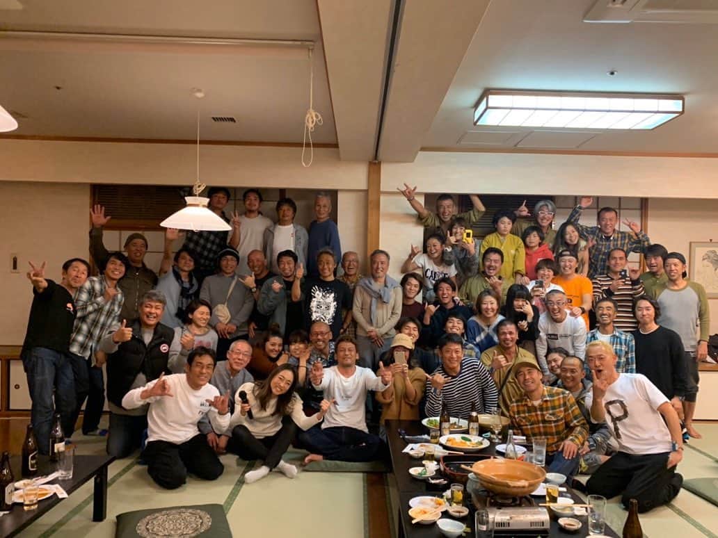 岡部亜紀のインスタグラム：「CHP新年会🍻🎤🎶🤣 今年も良い波に沢山恵まれますよーに🙏🏼✨」