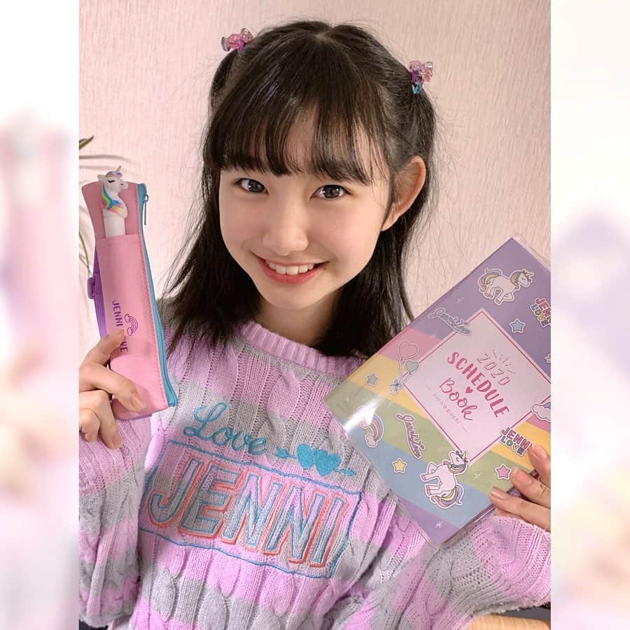 ニコ☆プチのインスタグラム：「💟 #プチモのふろくの使い方 💟﻿ ﻿ ﻿ ﻿ 10人目は、アヤメ！！！﻿ ﻿ ﻿ 🍰アヤメより🍰﻿ ﻿ スケジュール帳は見た目も可愛いし💓﻿ 中身もレインボーで映える🌈 💕🎶﻿ シールもキラッキラ！﻿ 早速誕生日シールをはったよ！﻿ フリースペースには今年の抱負やイラストを書きたいな！﻿ 誕生日に友達からもらったユニコーンのボールペンが、ペンポーチにピッタリ入ってめっちゃテンション上がったよ💓﻿ 一昨年買ったジェニィラブのセーターにも色味がバッチリ💖﻿ ﻿ ﻿ #ニコプチ　#ニコプチふろく　#アヤメ﻿ #プチモ　#ジェニィラブ　#スケジュール帳﻿ #ペンケース　#スケジュール帳の使い方﻿ #手帳タイム　#ニコプチふろくのある生活﻿」