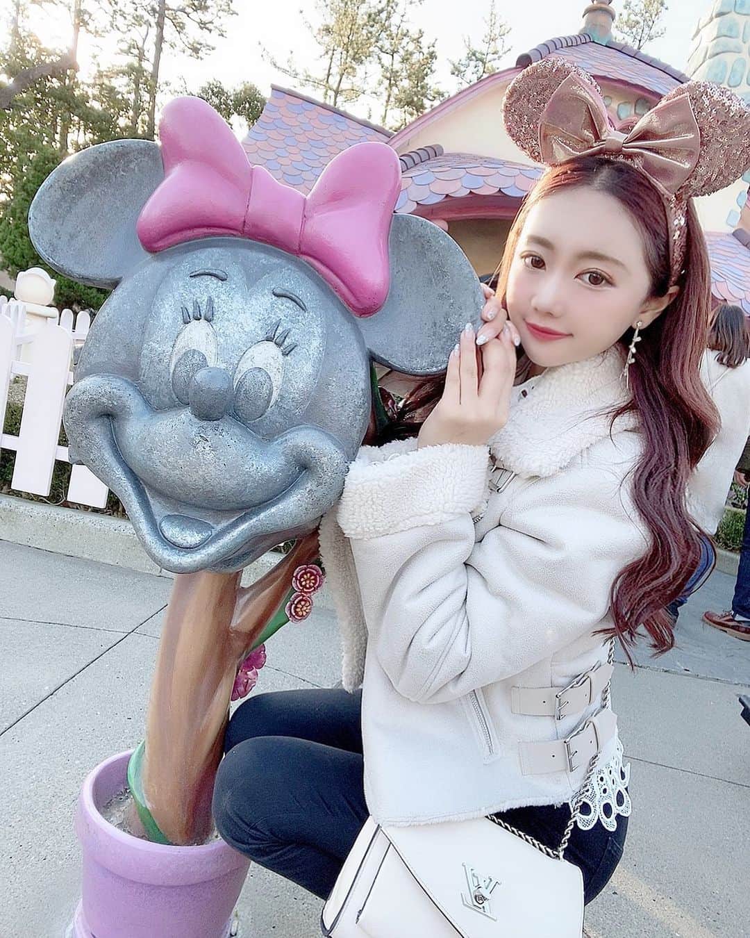 のインスタグラム：「. . ミニーちゃんのお家 可愛いよね〜🐭🎀 . . Toon Townのミニーちゃんのお家の 前にあるこのポスト、映えスポットだよね💗 . . #ディズニーランド#夢の国#ディズニー #インスタ映え#映えスポット#ミニー #ミニーちゃんの家#ミニーちゃんコーデ」