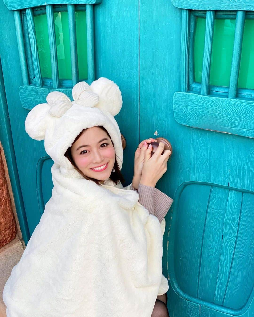 石井里奈さんのインスタグラム写真 - (石井里奈Instagram)「おはよん☀️ . 今朝もTDL編🐭🎀 . 昨日コメントいただいて気づいたんですが、今年は子年だからディズニー（ミッキー）の年でもあるんですね😳✨ . トゥーンタウンに久々いったらどこも可愛くてインスタ映えスポットが沢山！ . あったかいミニーブランケットを買って雪だるまぽくなってみたよ☃️（溶けたオラフみたい笑） . いろんなスポットで写真撮って遊んで、こうゆうディズニーの楽しみ方も最高📸💕 パレードとアトラクションだけじゃないですね🙈☀️ .  3月に新しくできる美女と野獣をテーマにしたエリアも楽しみだなぁ❤️ . 今日も皆さんの1日が素敵な一日になりますように💕✨ . #TDL #tokyodisneyland #disneyland #disney #ディズニー #ディズニー好き #ディズニーコーデ #ベリーベリーミニー #veryveryminnie #minnie #ミニー #ミニーコーデ #minniemouse #ディズニーカチューシャ #ディズニー写真部 #disneygram #disneyfan #東京ディズニーリゾート #東京ディズニーシー #tokyodisneyresort #tokyo #visitjapan #visittokyo #tds #tdr #ねずみ #子年 #雪だるま #雪 #オラフ」1月12日 11時33分 - ri7tin1025