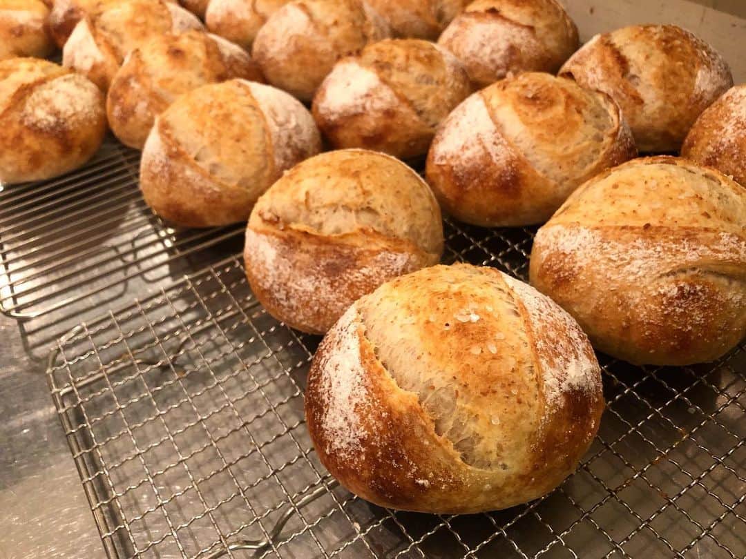 CHIPPRUSONのインスタグラム：「本日20時より、水曜日発送分の通販パンセットの販売をいたします。お買い物サイト、updateまだですがよろしくお願いいたします。（とりあえず決まっているメニューのみ載せています。販売価格、細かな箇所は調整する可能性がございます。） ・ ・ http://chippruson.theshop.jp/items/10612919 ・ ・ CHIPPRUSON店主が独自の考え方に基づき、研究を重ねて焼き上げている自家製酵母パン。パンという概念を覆すほどに美味しいものが焼きたい、と思い続け、費やした時間と持てる愛情の全てを一つのボックスに詰め込みました。今、最もおすすめしたい生地を味わう為のシンプルなパン、お菓子パンをセレクトしています。  パン生地の仕込みを3回〜5回に分けており、焼き上げるまで5日間ほどかかるのと、品質を安定させる目的で少量ずつ丁寧にお作りしているパンとなります。一次発酵までに既に発酵させてあったり、小麦に水分を浸透させ含ませること、細やかな下処理作業を経て、消化に優しく身体への想いやりに溢れるパン作りを目指していけたら。時々しか焼かないレアなお菓子付き。ぜひお試しください。 ・ ・ ●パン・ド・カンパーニュ ●フルーツ・ブレッド（白イチジク、マスカットレーズン、くるみ、ピーカンナッツ） ・ ・ 北海道産ライ麦粉、滋賀県産スペルト全粒粉、北海道産石臼挽き小麦、ドイツ産スペルト強力粉、北海道産小麦の5種類、ルヴァン種、レーズン種、サワー種、フレーバー専用酵母の自家培養天然酵母4種類でつくるスペシャルな田舎パン生地。もっちりでしっとり、ガッシリした皮と中身は歯切れよく、噛むほどに粉の甘みを感じる食べやすいパン。 ・ ・ ●全粒粉とアーモンドのフォカッチャ ・ 滋賀県産スペルト全粒粉、有機アーモンドをよく発酵させて、甘酒、メープルシロップなどで小麦の甘みを更に引き立てました。素朴な見た目に反して、止まらなくなるような後を引く旨みのあるパンに仕上がっています。 ・ ・ ●塩パン ●ミルク・ローフ ・ 加水110%の生地で焼き上げるプルプル食感の残る塩パン、小さな山食型のミルク・ローフ。岩塩とオリーブオイルがアッサリした味わいがミルク香る芳香なパン生地と相まって、全てがちょうどいいバランスという不思議な出合いを生み出した塩パン。自家製酵母の未知なる可能性を感じてもらうべく作っている究極に柔らかく軽やかな食パンは、発酵した形状をそのまま生地に閉じ込めているので、発酵過程で生まれた芳醇な香りをお楽しみいただけます。・ ・ ●メロンパン ●さつまいもとりんごのガレット風 ●ブリオッシュ・コッペパン ・ 滋賀県産スペルト全粒粉は乳製品や一部の糖類と合わせて前種にし、ヨーグルトやサワー系統のルヴァン種、クリームチーズを加えることで、生地自体に軽やかな酸味を持たせて、バター臭さを感じないスペシャルなブリオッシュ生地。個人的には、コッペパン成形が一番生地を味わえるかと思っています。 ・ ・ ●黒豆とくるみのベーグル ●wチーズベーグル （ベーグル生地は現在改良中） ・ ・ ●石ころクッキー ●きなこサブレ ・ ・ カードでお支払いいただける方のみのご購入でお願いいたします。 【発送日について】 1月15日（水）の冷凍便で発送予定です。発送日の翌日（地域によっては翌々日）のお受け取りとなります。交通事情等により、配送が遅れる可能性がありますのでご理解くださいませ。」