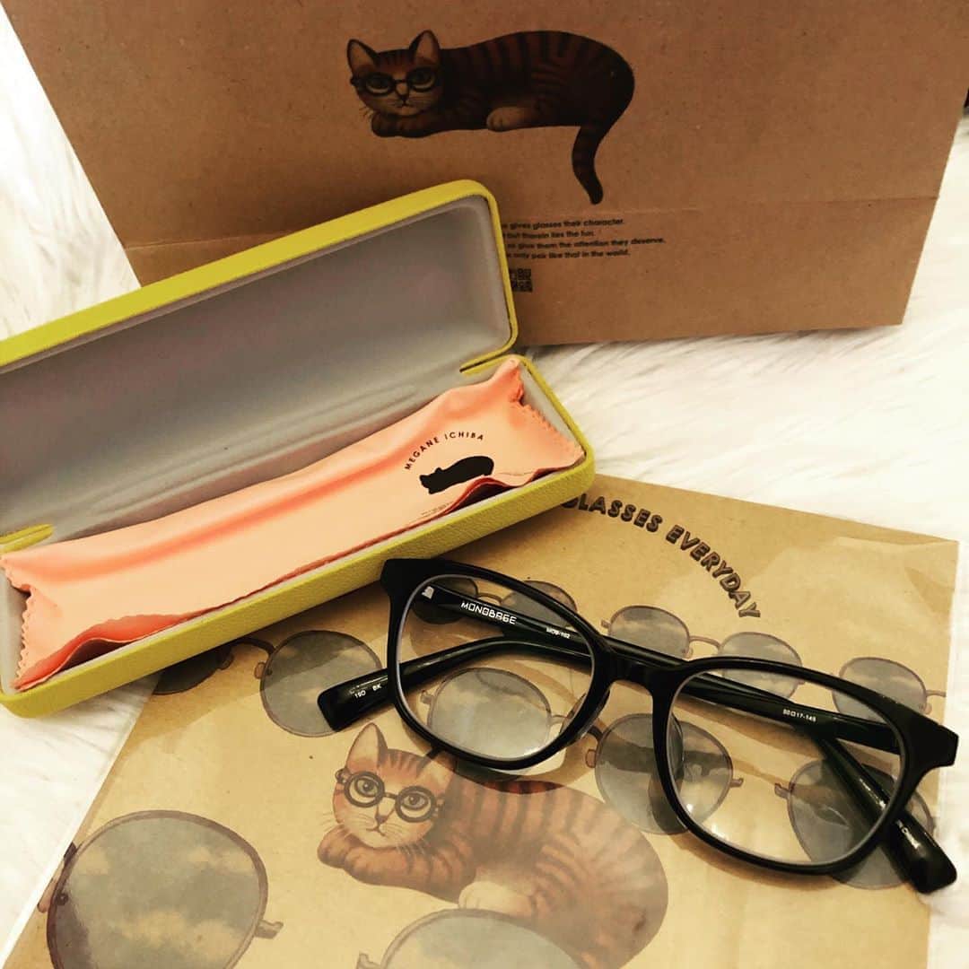 咲本弥生のインスタグラム：「もう10年くらい使ったメガネを卒業して今年は新しく買い替えた。 猫ちゃんの絵がいっぱいで嬉しくなった眼鏡市場💓 + + #メガネ　#眼鏡市場　#視力悪すぎ」