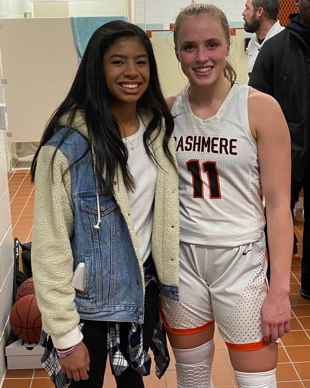 コービー・ブライアントのインスタグラム：「We took a trip to #cashmere today to watch @haileyvanlith11 hoop and she and her teammates put on a show! Can’t wait to watch her play next season @uoflwbb」