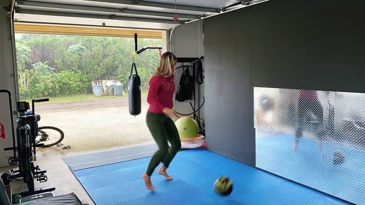 Bethany Hamiltonのインスタグラム：「Keeping it moving with some rainy day agility today. I take one day off a week, otherwise I’m always putting time in for my goals. I keep it fresh and different so I never get bored. I stay motivated because I have my why and I’m reaching hard for that with focus and dedication. Keep it moving forward, make choices that bring you towards your goals and surround yourself with people who support you. Annnnd HAVE FUN!!!#motivate #stayfocused #havefun @unstoppablethefilm  Music by @andymineo 🤙🏽」