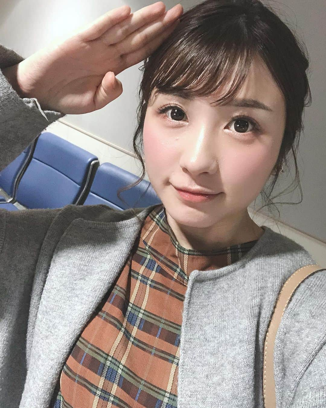 伊藤友里さんのインスタグラム写真 - (伊藤友里Instagram)「おはようございます！ ・ 今日のサンデーモーニングは、スポーツコーナー前の手作りフリップ担当です♪ ・ 一生懸命作ったので、良かったら見てください☺︎ ・ #ポーズが古い #サンデーモーニング  #tbs #伊藤友里 #centforce」1月12日 6時38分 - ito_yuri_official