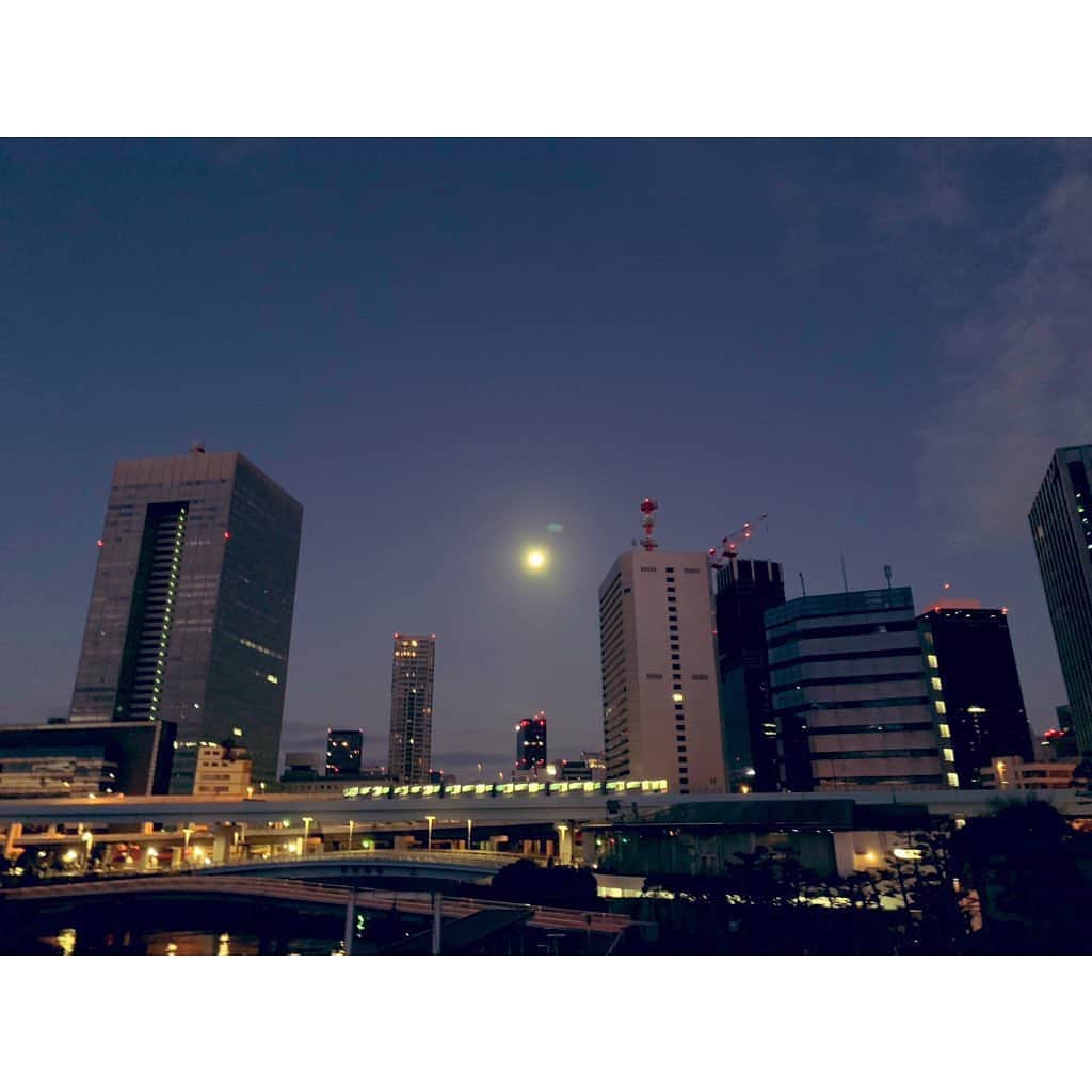 中西圭三さんのインスタグラム写真 - (中西圭三Instagram)「1/12 Goooood morning TOKYO 2020！ おはようございます！ 気温 4℃ 昨日の満月からほんの少し欠けた月齢16.9の月が輝く夜と朝がすれ違う時間帯の東京の朝です。 連休の中日で大安。祝宴も多いですかね。いい日でありますように😉🤟 #朝日 #朝焼け #日の出 #goodmorning  #JAPAN #PH+OTO #おはよう」1月12日 6時48分 - keizo1111