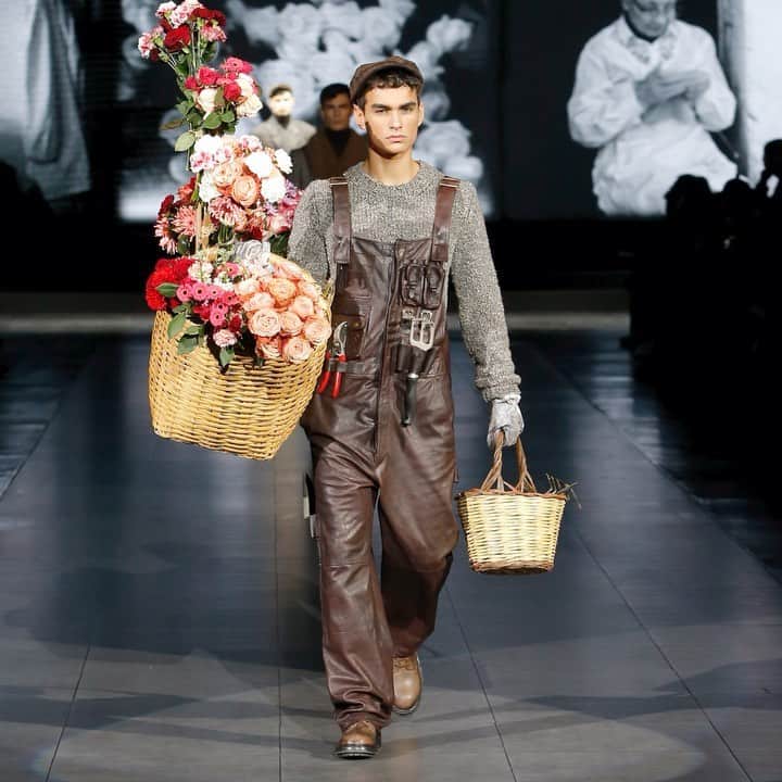 のインスタグラム：「The #DGMestieriDArte Men's Fall Winter 2020/21 Fashion Show. Leather fabric and multi-pockets characterize this florist worker-inspired garment, combined with a handmade knitwear sweater. The background sounds recall those of real craftworks. #DGArtisticCraftsmanship #DGMenFW21 #DolceGabbana #DGFattoAMano」