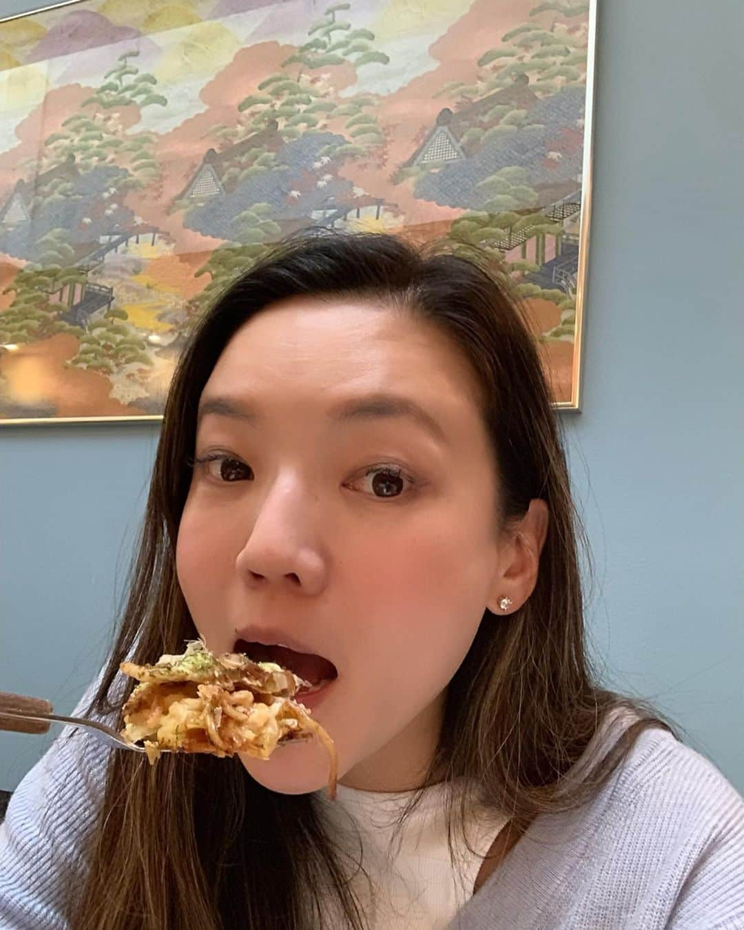 和央ようかさんのインスタグラム写真 - (和央ようかInstagram)「My first meal in London was .....Japanese pancake “okonomiyaki” 🤣🤣🤣 ロンドンに来て初めての食事は…お好み焼き🤣🤣🤣ここ大好きでロンドンに来たら必ず1人でも来るの👍 相席だったので、たまたま隣になった素敵なご夫妻と色々お話しさせて頂きながらのランチ😍楽しかった。こういう事があったりするって旅ってやっぱりいいよね👍😍ここいつも本当に美味しい👍😘 #takakoworldstylin🌎 #lifestyle #life is journey #okonomiyaki #mysoulfood #yokawao  #和央ようか#お好み焼き #ソウルフード」1月12日 7時16分 - yokawao0215