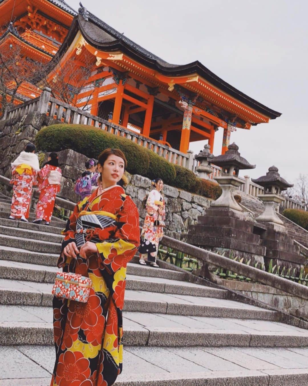 舟山久美子（くみっきー）さんのインスタグラム写真 - (舟山久美子（くみっきー）Instagram)「懐かしい着物写真👘！ 明日は成人式ですね🥰 一足先に『新成人の皆さんおめでとうございます♡』 懐かしい、私の20歳の頃の写真を貼っておきます🥰笑 . 20歳からは、ワクワクと試練と達成感の繰り返し💫 10代の頃は早く大人になりたかったので今がとっても楽しいですし、次は30歳になるのにワクワクしてます☺️✨✨ . そんな明日は大分県へ行きます！✈️初めてなのでお土産のおすすめ知ってる方居たら教えてください🥰 #着物　#成人式　#京都　#popteen」1月12日 7時26分 - kumikofunayama