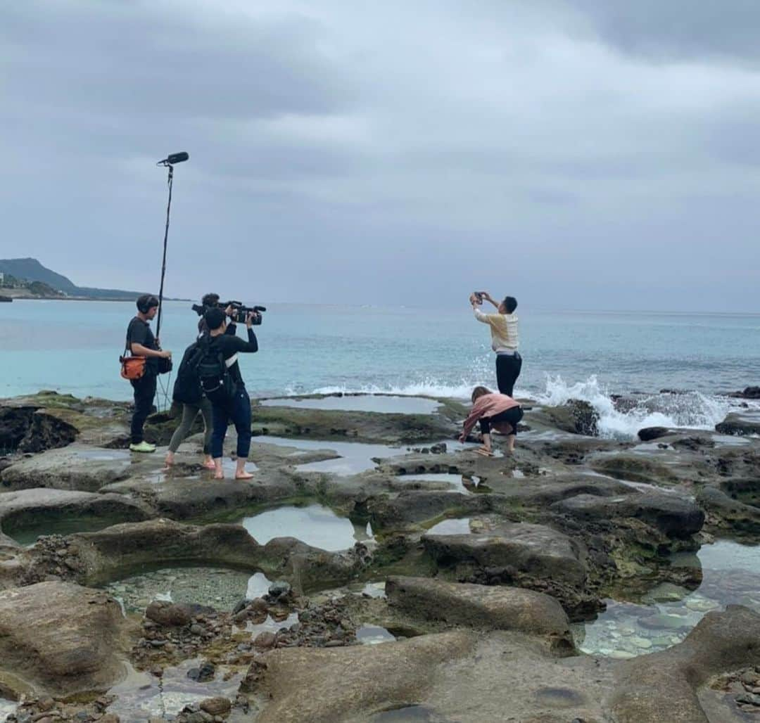 石田靖さんのインスタグラム写真 - (石田靖Instagram)「東海テレビ①『スイッチ❗️』 IMALUちゃんと冬の奄美大島の旅 ダイビングで良く訪れてた奄美大島 懐かしい再会から島唄楽しめる新店まで奄美の方々と触れ合い旅😆 OAは1月20日（月）予定 お楽しみに〜〜💨 ありがっさまりょうた🙏🙏🙏 #東海テレビ #スイッチ #奄美大島 #amami  #IMALU #まぁじん #一緒にという意味 #島唄 #奄美シマ唄  #唄者 #うたしゃ #奄美三味線 #チヂン #島料理まぁじん #川畑呉服店 #紬レザーかすみ #パワースポット  #ハートロック #一期一笑  #石田靖」1月12日 7時35分 - yasulog