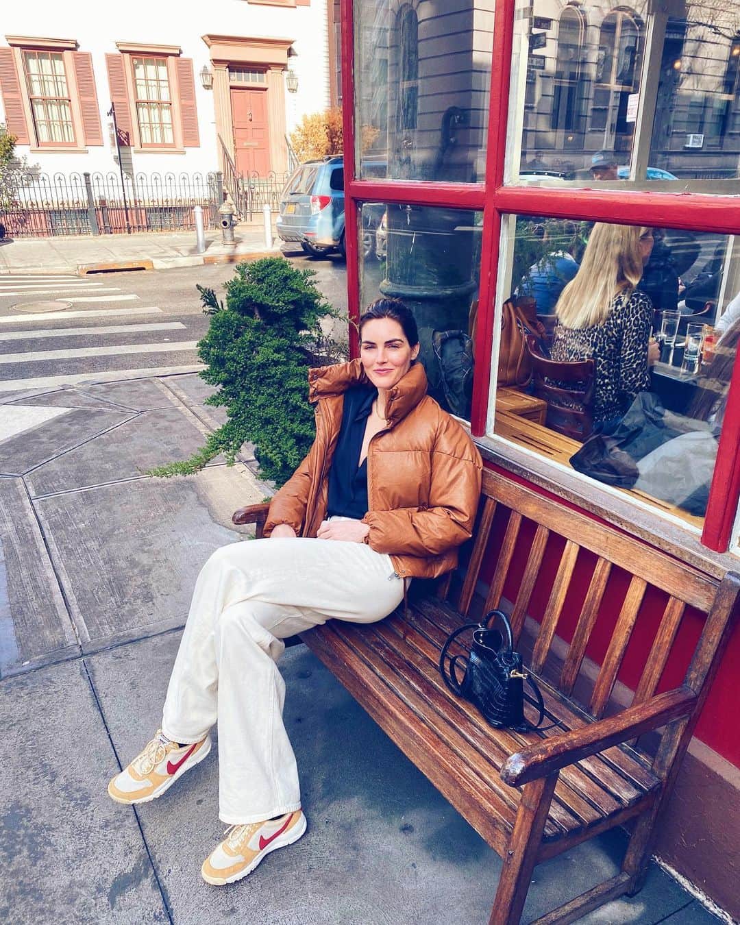 ヒラリー・ローダのインスタグラム：「gettin that D ☀️ taking advantage of this gorgeous weather!」