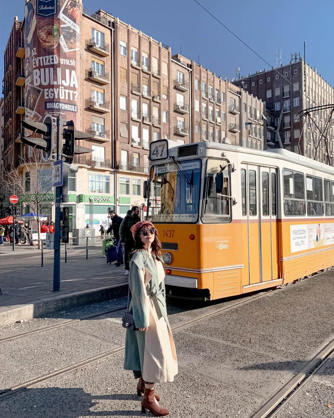 郭圈圈さんのインスタグラム写真 - (郭圈圈Instagram)「#20191227 26號從巴塞隆納✈️布達佩斯 蠻晚到的～27號才正式展開在布達佩斯旅行的第一天～ 第二次來！還是一樣興奮🥰 一看到可愛的地鐵站🚉、路上的tram還是拍個不停🤣 第一篇就獻上滿滿的我💛🤍💚 - 話說布達佩斯的地鐵超好懂 站也沒有很多 每個點到點都不是很遠 是個物價便宜、建築又美的城市 只是冬天真的很冷～比大部分西歐國家都冷～（布達佩斯在東歐）我三年前1月來，這次12月來🥶 . . . . . . #leainbudapest#lea_hungary#lea_europe#匈牙利#歐洲#布達佩斯#布達佩斯地鐵#underground#vörösmarty#vorosmartyutca#歐洲旅遊#budapest#streetview#lea_outfit#winterstyle#歐洲穿搭#冬天穿搭#popdaily」1月12日 7時50分 - helloiamlea