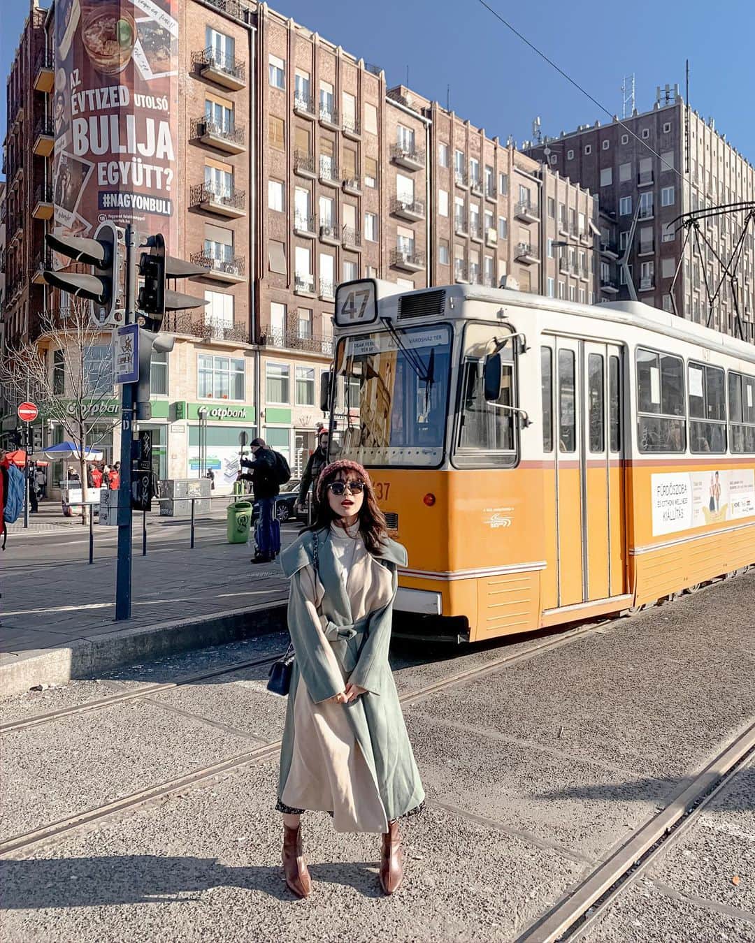 郭圈圈さんのインスタグラム写真 - (郭圈圈Instagram)「#20191227 26號從巴塞隆納✈️布達佩斯 蠻晚到的～27號才正式展開在布達佩斯旅行的第一天～ 第二次來！還是一樣興奮🥰 一看到可愛的地鐵站🚉、路上的tram還是拍個不停🤣 第一篇就獻上滿滿的我💛🤍💚 - 話說布達佩斯的地鐵超好懂 站也沒有很多 每個點到點都不是很遠 是個物價便宜、建築又美的城市 只是冬天真的很冷～比大部分西歐國家都冷～（布達佩斯在東歐）我三年前1月來，這次12月來🥶 . . . . . . #leainbudapest#lea_hungary#lea_europe#匈牙利#歐洲#布達佩斯#布達佩斯地鐵#underground#vörösmarty#vorosmartyutca#歐洲旅遊#budapest#streetview#lea_outfit#winterstyle#歐洲穿搭#冬天穿搭#popdaily」1月12日 7時50分 - helloiamlea