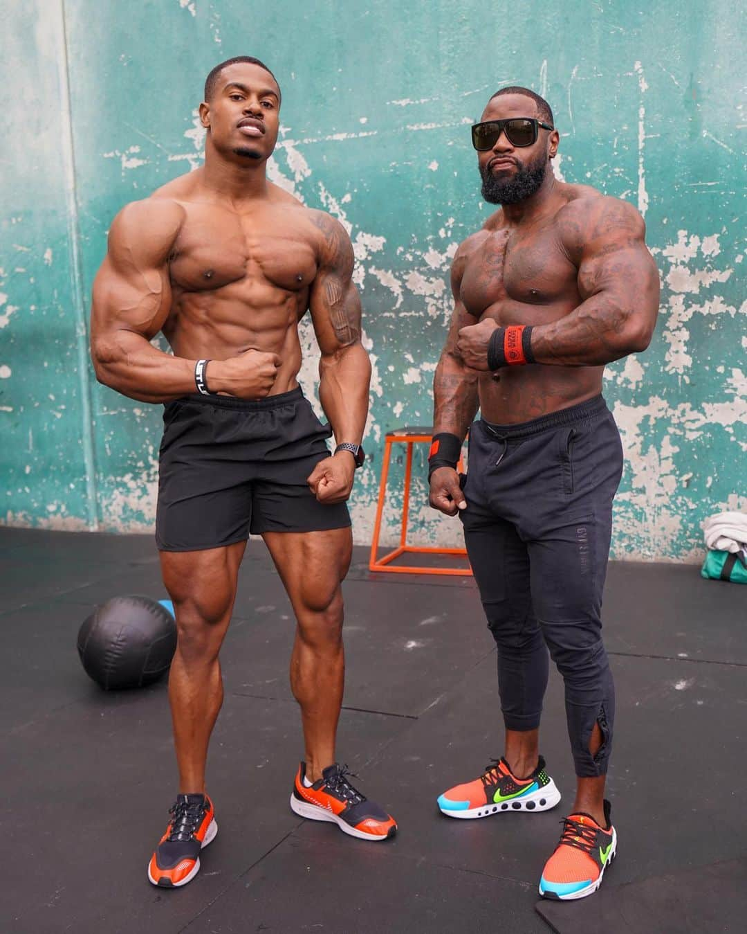 Simeon Pandaさんのインスタグラム写真 - (Simeon PandaInstagram)「Powerful arms routine with @mikerashid coming to my channel very soon! 💪🏾💪🏾⁣ Subscribe at YouTube.com/simeonpanda⁣ ⁣ I want to help you train! Visit my YouTube Channel: YouTube.com/simeonpanda for FREE diet tips and training routines, or download programs at 📲 SIMEONPANDA.COM⁣⁣⁣ | Follow @innosupps ⚡️ for the supplements I use👌🏾⁣ ⁣ #simeonpanda #mikerashid⁣」1月12日 7時50分 - simeonpanda