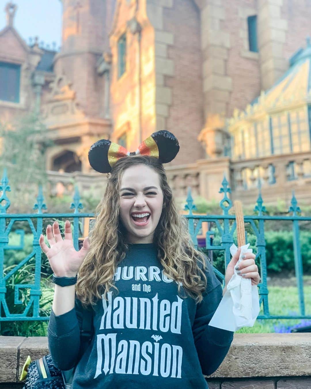 メアリー・モーサのインスタグラム：「churros and the haunted mansion ✨ thinking back on this magical weekend, and how thankful I am to @happiestteesonearth for this incredibly cozy sweater, wearing it out and about let’s me bring a little Disney Magic with me wherever I go 💖 📸pc: @nomovementinblack」