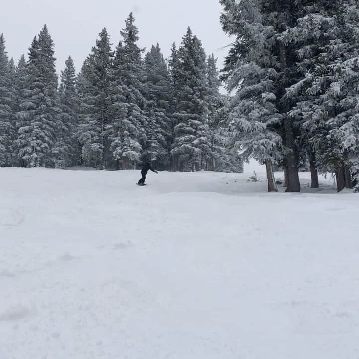チャンドラー・リッグスのインスタグラム：「me snowboarding today vs me snowboarding 3 years ago」